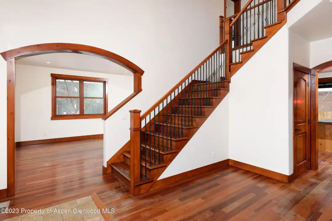 210 Juniper Ct - View 3