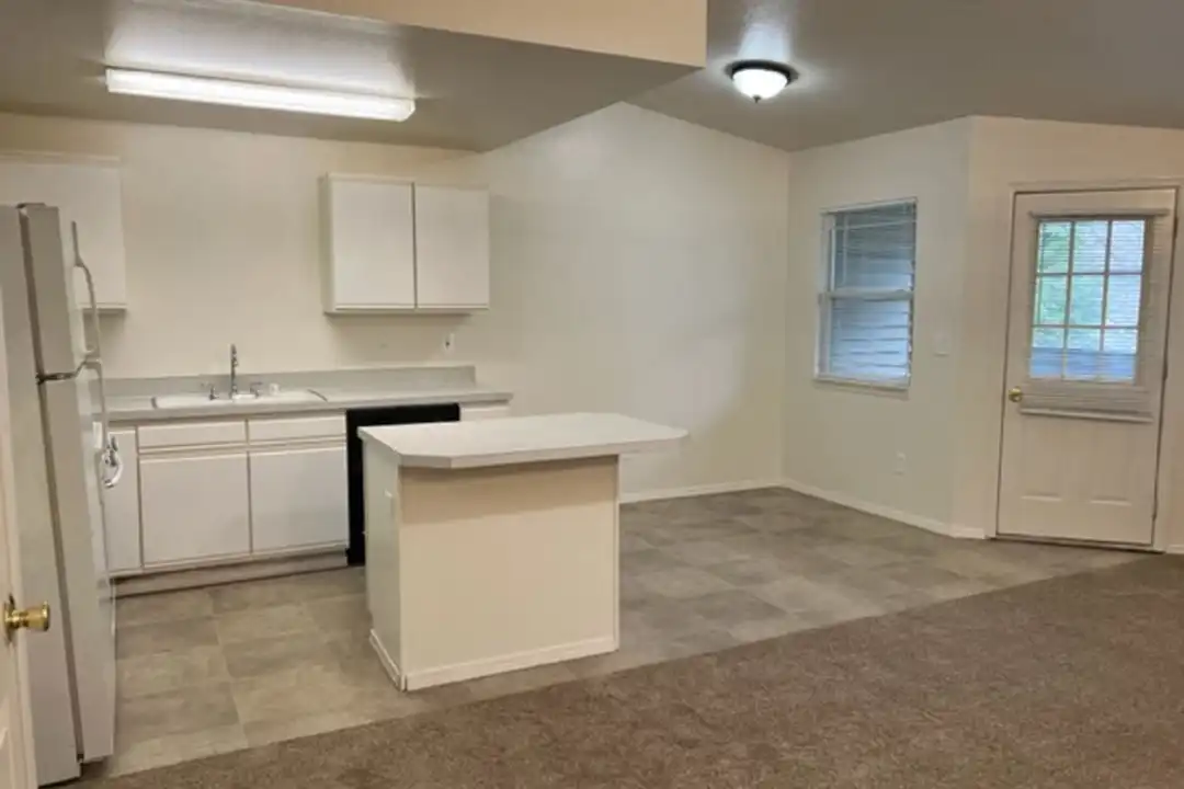 1301 SE Ellsworth Rd - View 2