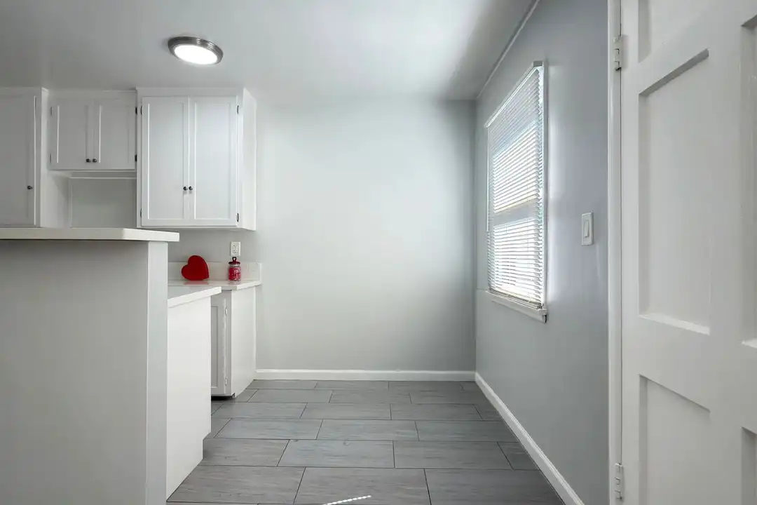 Apartment in Long Beach - View 3