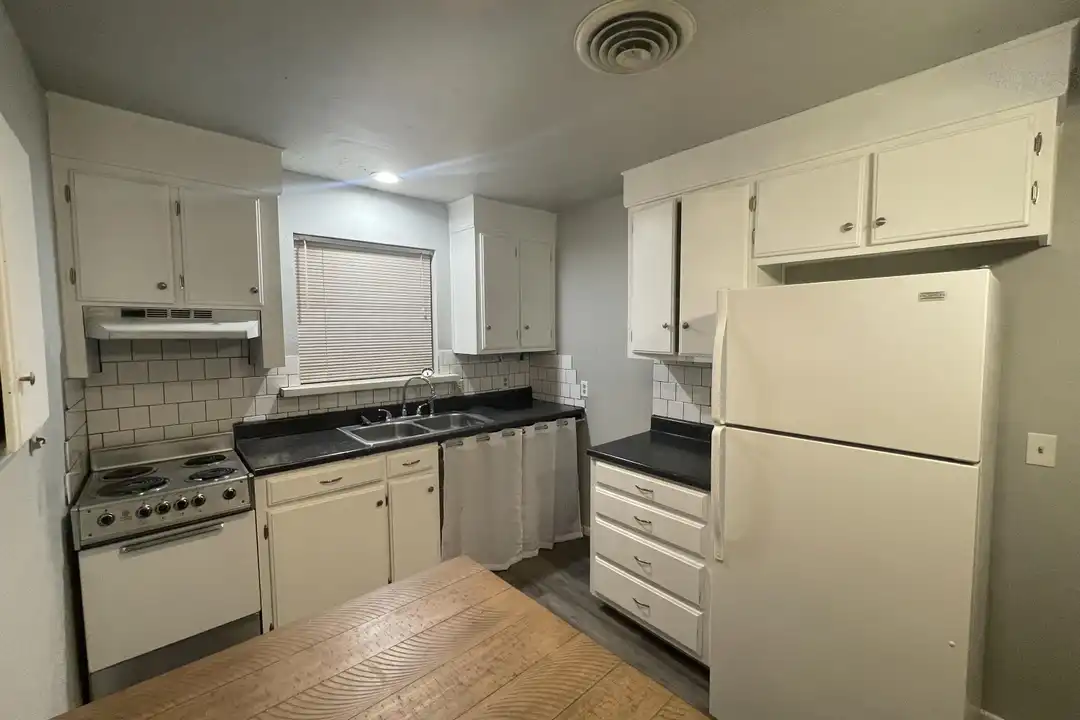 Apartment in Plainview - View 3