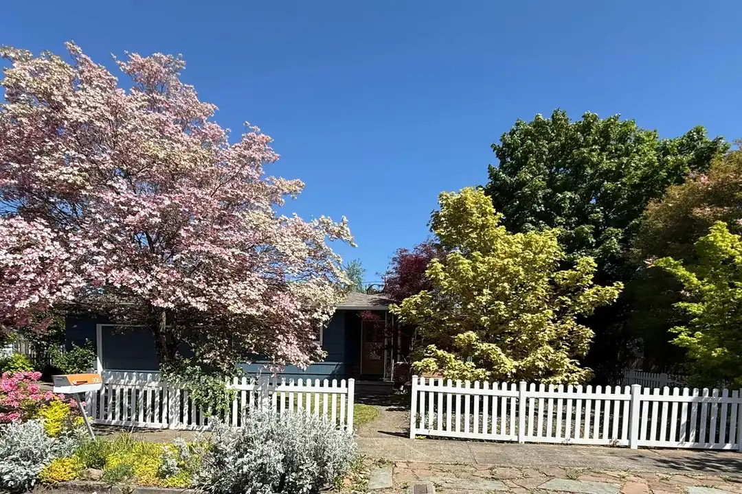 906 SE 165th Ave - View 5
