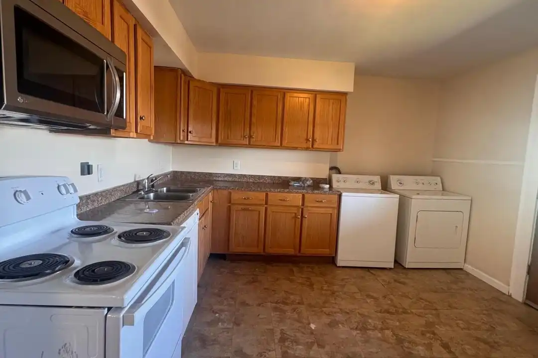 228 Oak St – photo 1 of 5