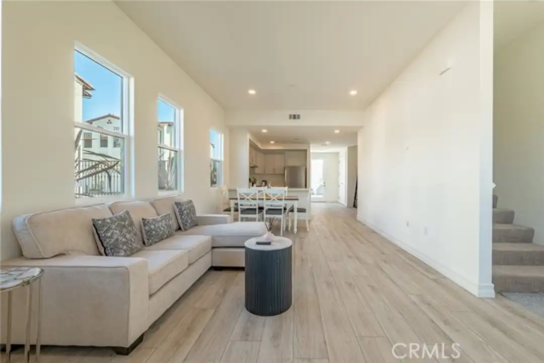 Apartment in Monterey Park - View 3
