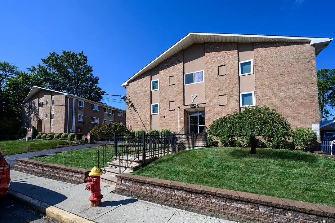 Rutgers Court Apartments – photo 1 of 28