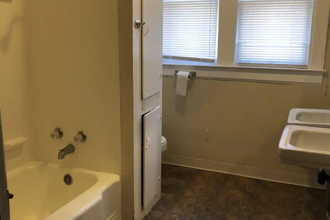 Apartment in Huntington - View 5