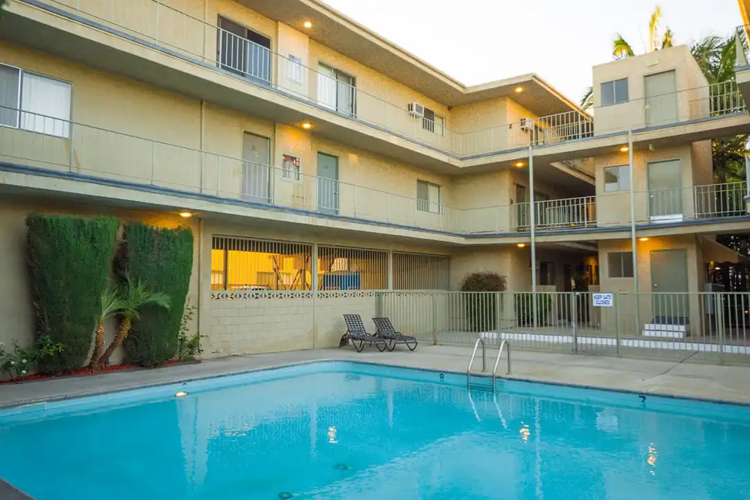 Apartment in Los Angeles, Canoga Park - View 3