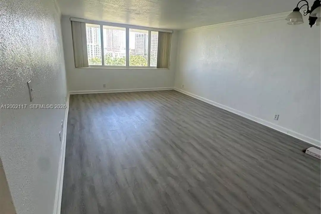 Apartment in Miami - View 3