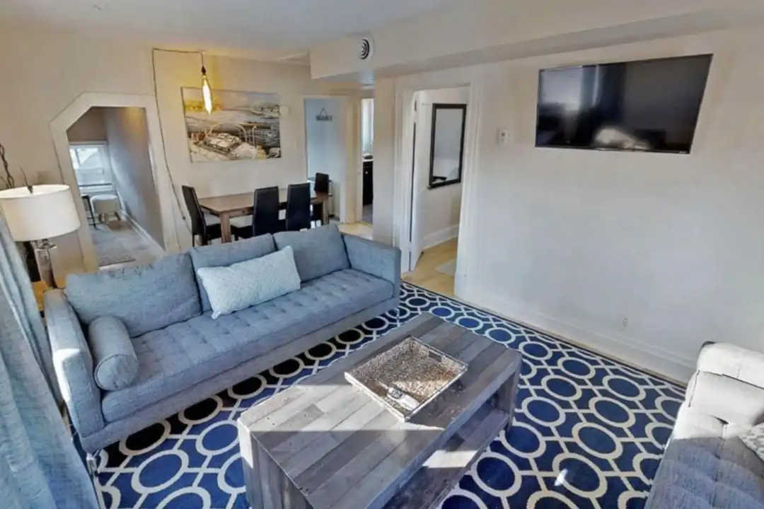 2433 Blaisdell Ave unit Upper – pohled 2
