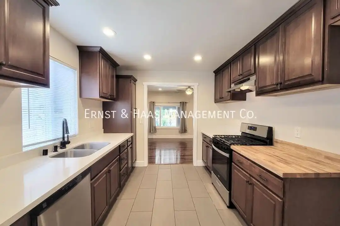 8429 Somerset Blvd - More