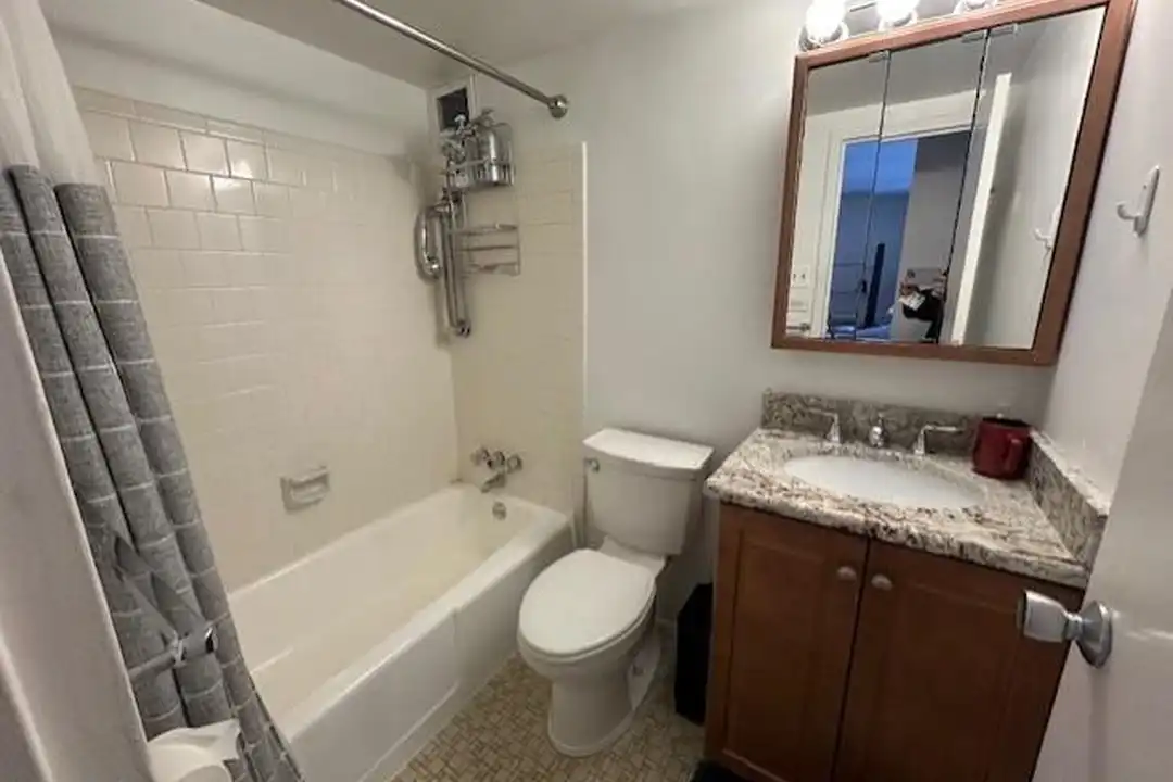 1260 21st St NW #309 - More