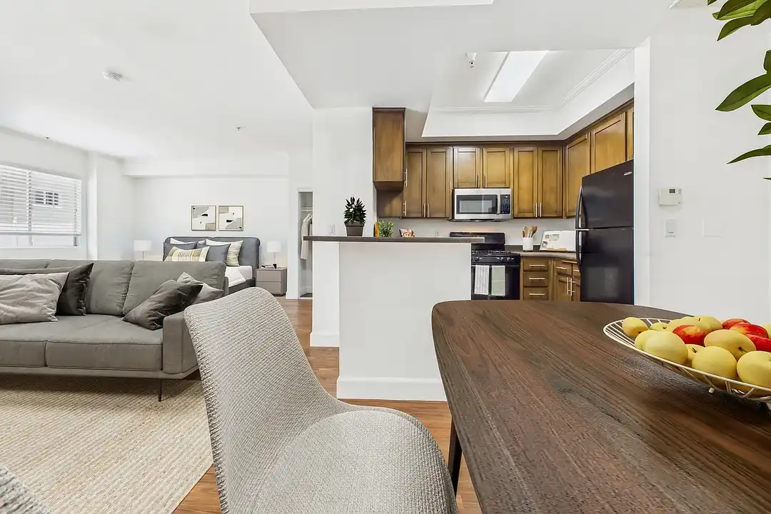 Apartment in Los Angeles, Castle Heights, Palms - View 3