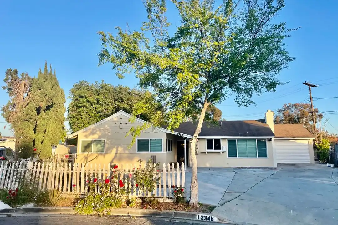Apartment in Garden Grove - View 2