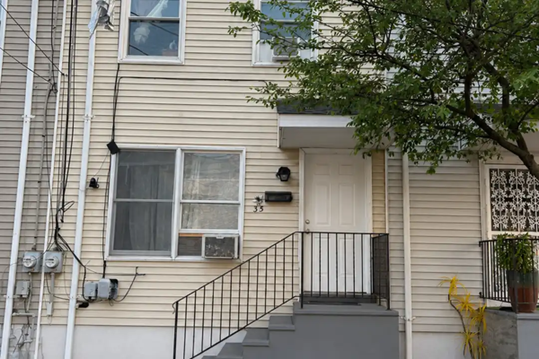 35 Hart Ave – photo 1