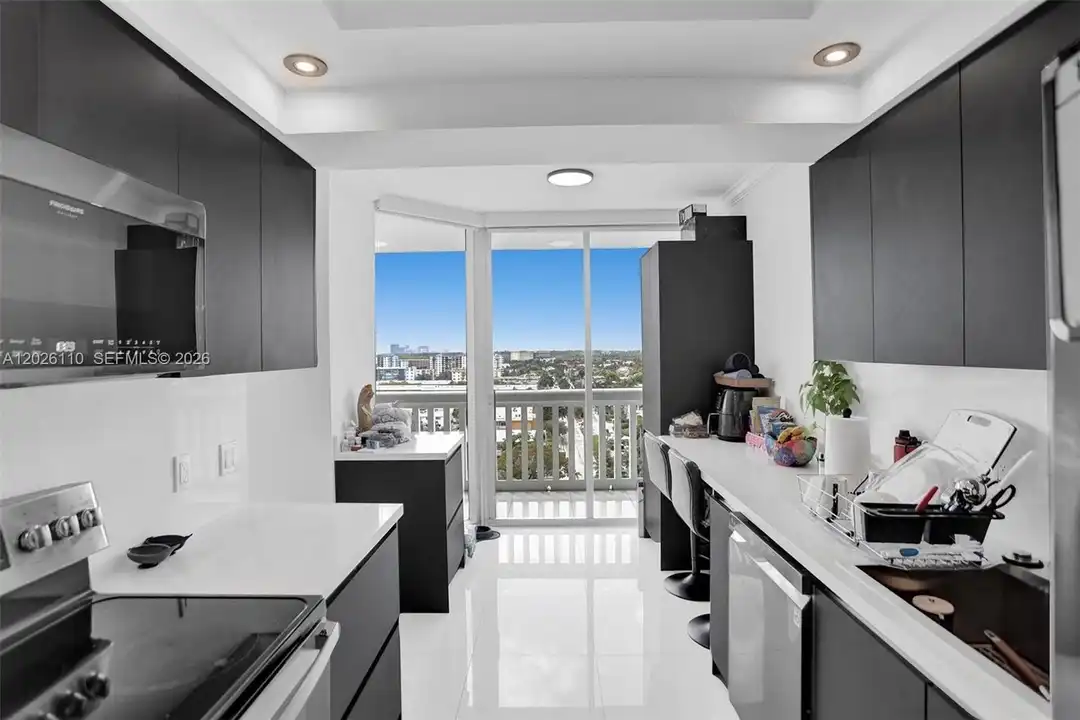 2000 Island Blvd #1108 - More