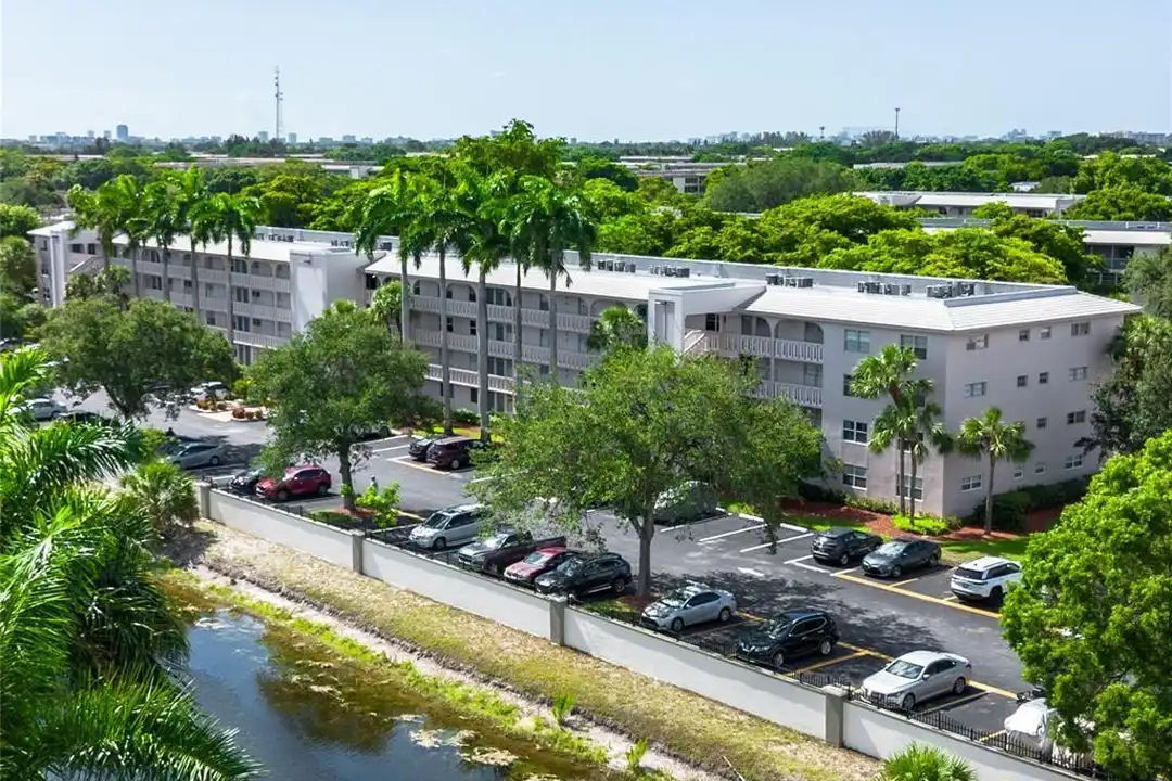Apartment in Coconut Creek - View 4