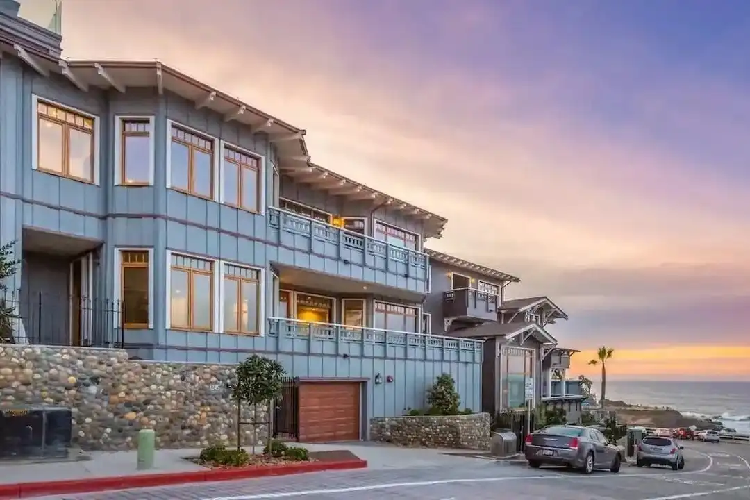 1249 Coast Blvd – pohled 2