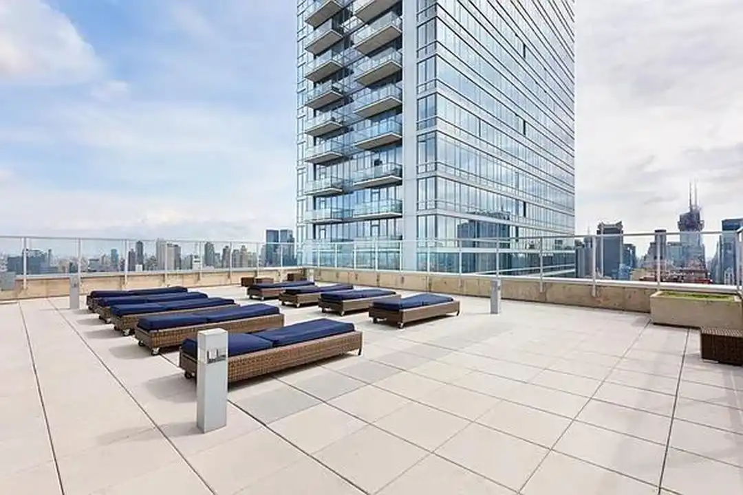 635 W 42nd St unit 17D - View 5