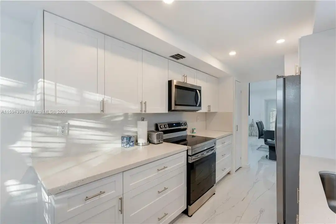 Apartment in Surfside - View 5