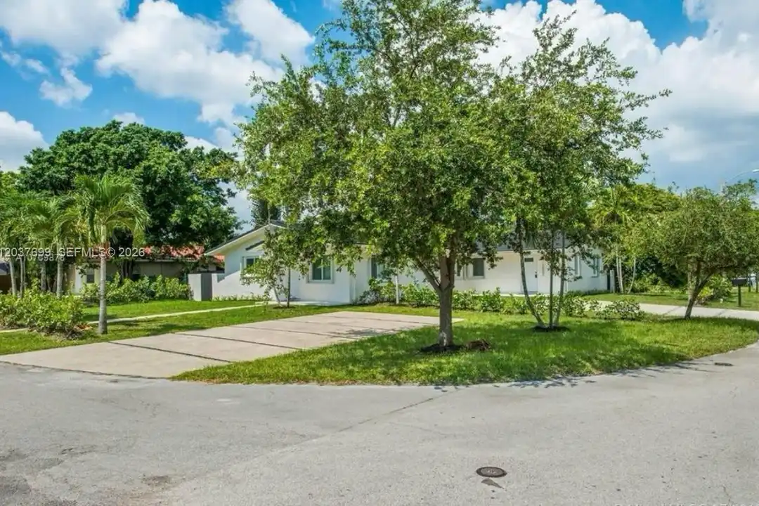 Apartment in Biscayne Park - More