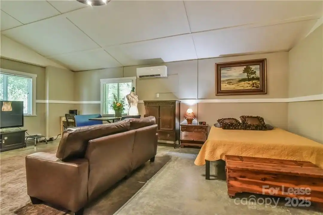 543 College St - More