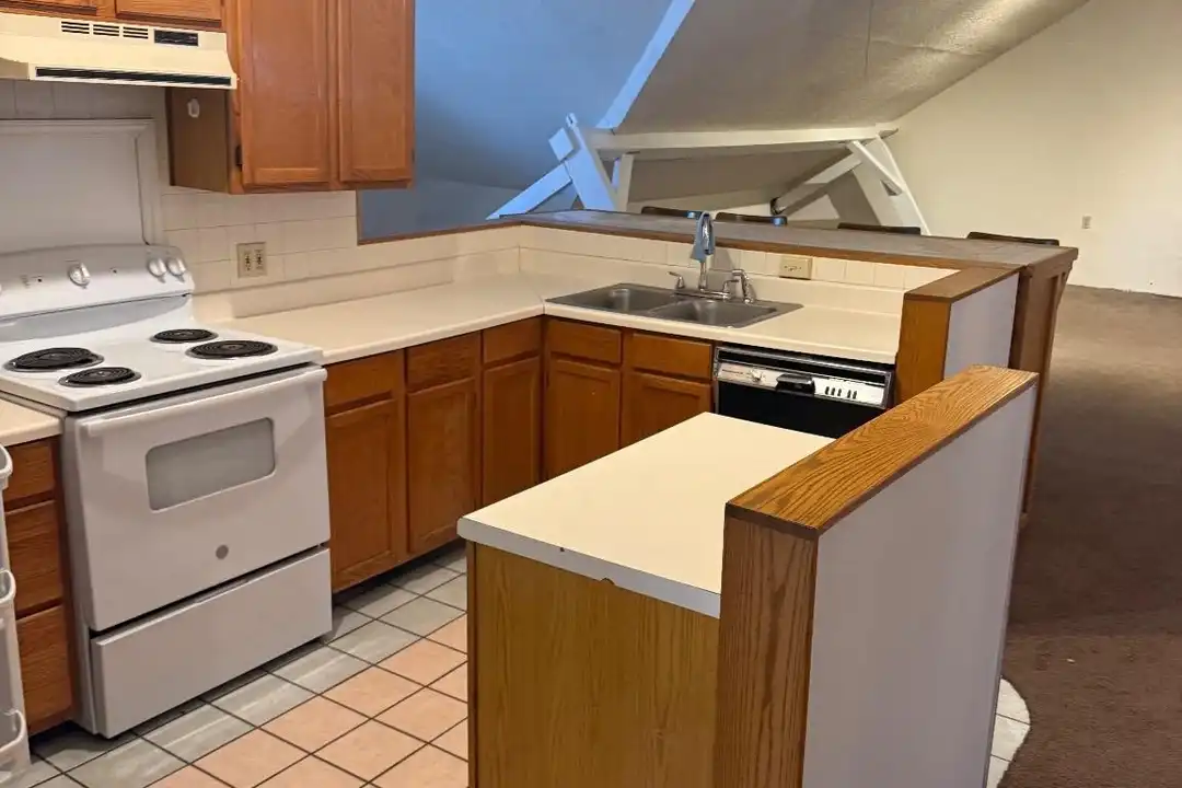 24 N 3rd St #E, Womelsdorf – photo 1 of 27