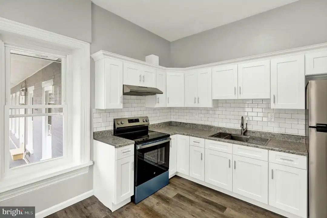 1156 Franklin St #4 – photo 1 of 8