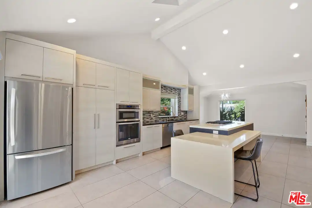 15424 Camarillo St - View 6