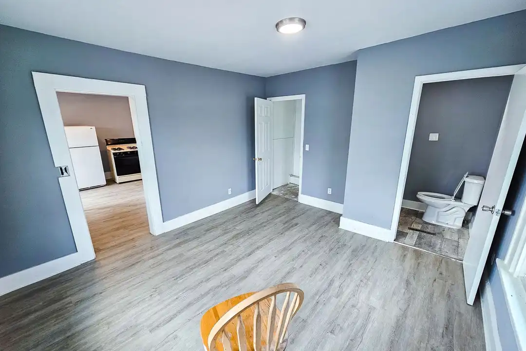 4831 E Washington St unit Unit 4 – další