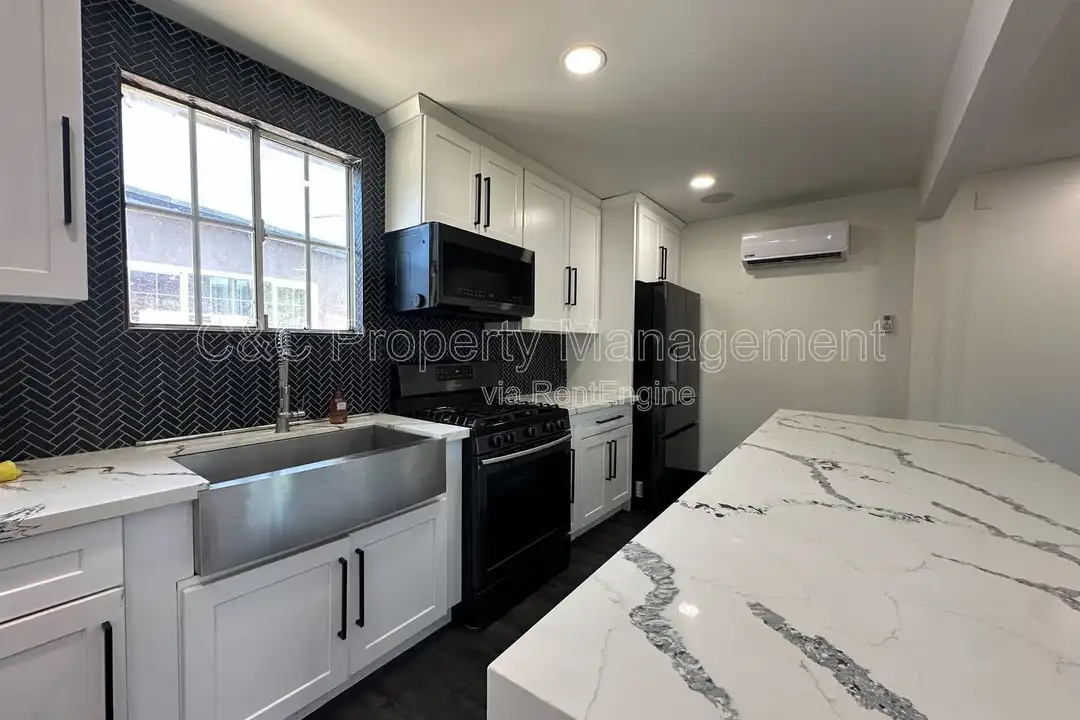 1205 E 4th St - View 3