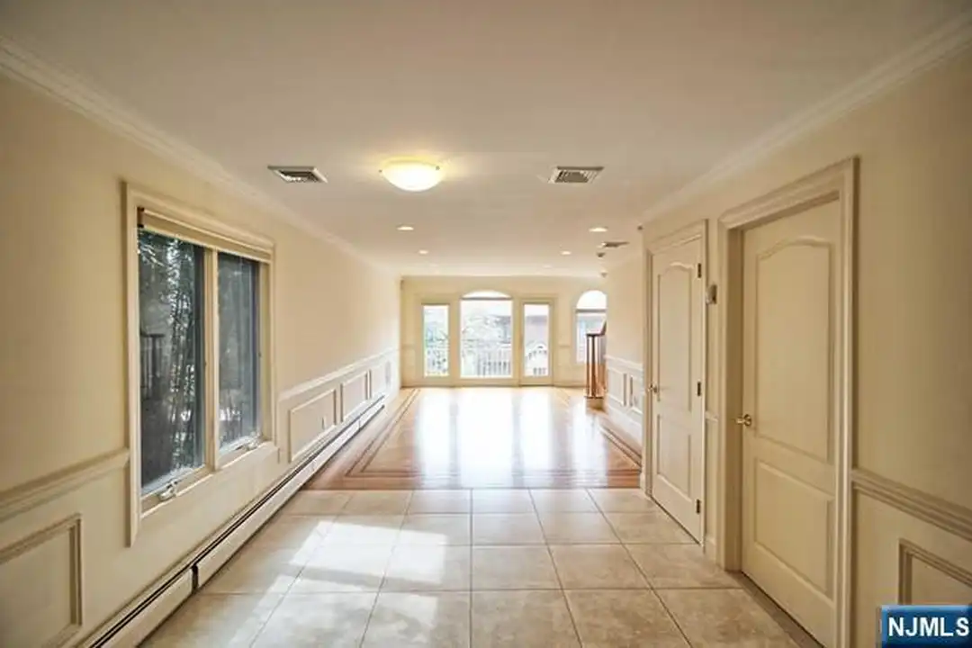 696 Undercliff Ave - View 5
