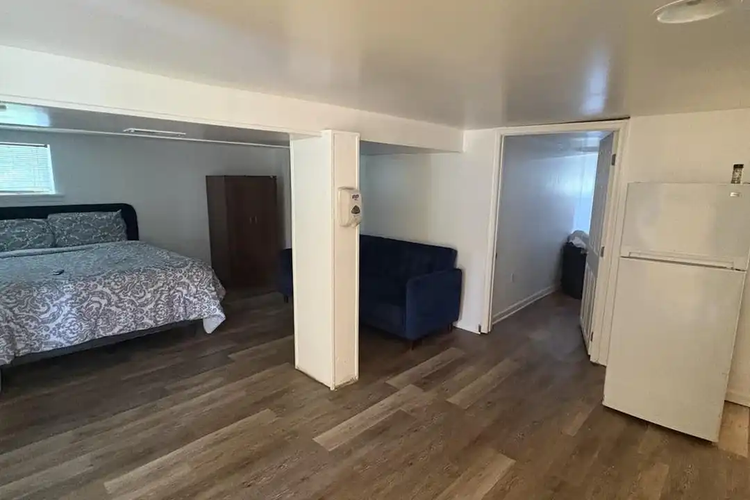 1901 Pete Ln – photo 1 of 7