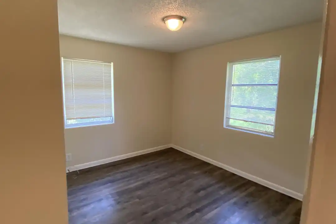 4910 Rhode Island Dr N – další