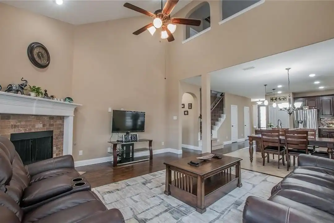 2440 Kingsgate Dr - View 3