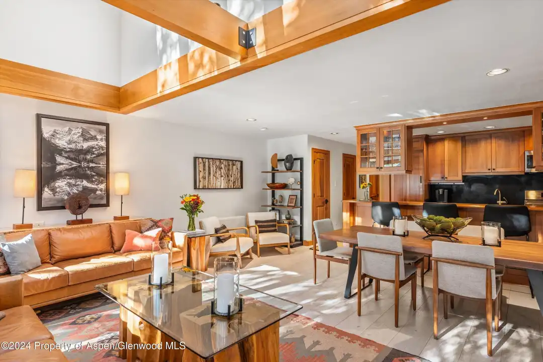 326 W Hopkins Ave - More