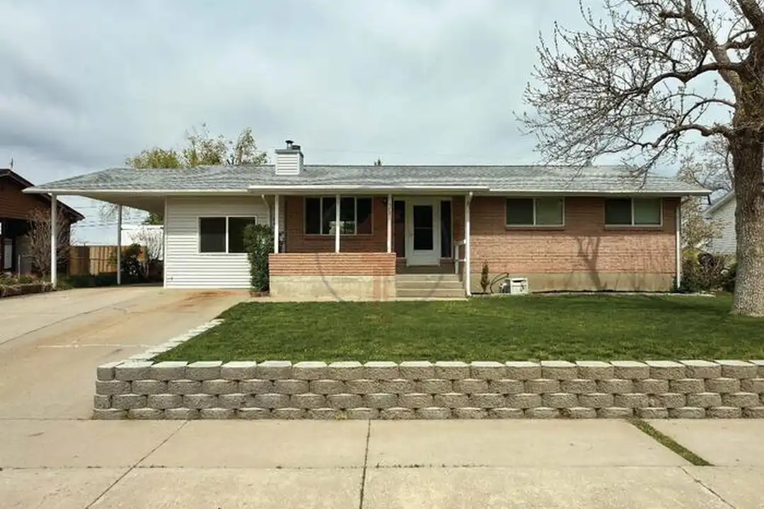 543 Stansbury Ave unit b – photo 1 of 11