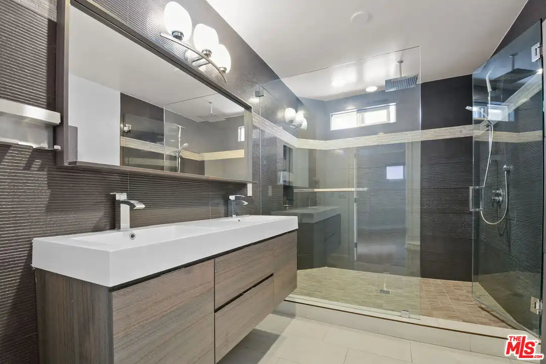 15424 Camarillo St - View 2