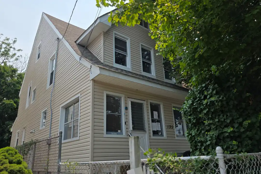 135 Quincy St – photo 1