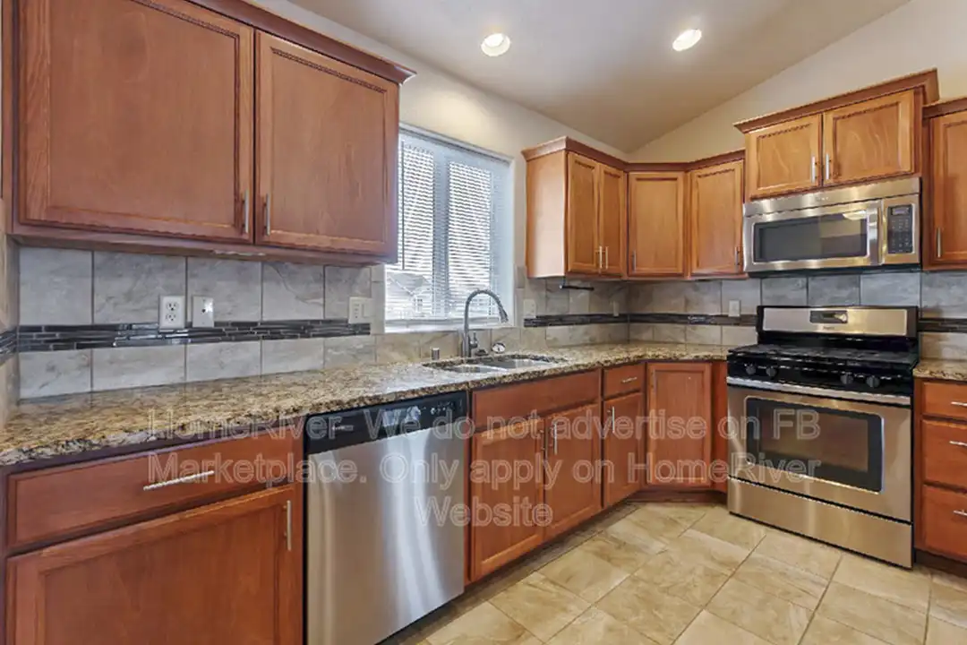 1811 W Maxine Ave - More