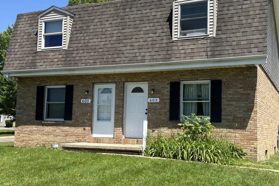 601 Lakeview Dr – photo 1 of 15