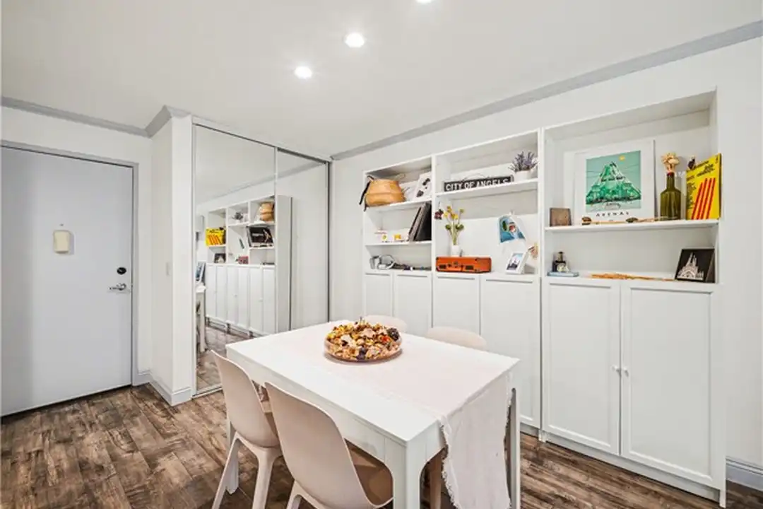 5530 Owensmouth Ave unit 210 - More