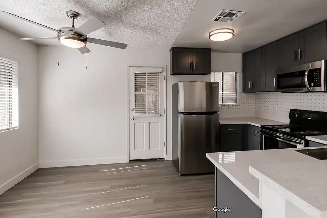 Country Club Apartments – photo 1