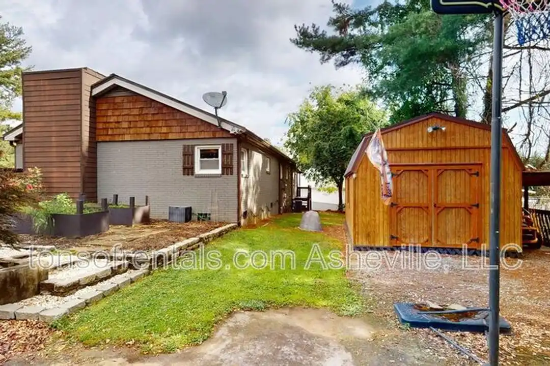 423 Crest Rd - View 4