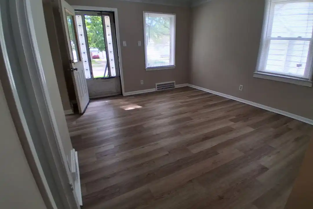 19176 Grandville Ave – pohled 2