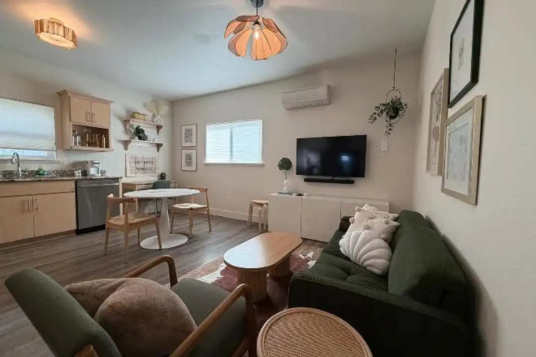 1012 SW 11th St - View 2