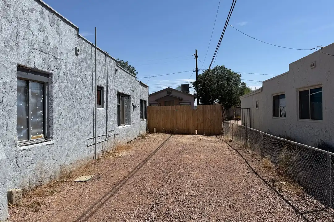 5611 W Gardenia Ave unit B - More