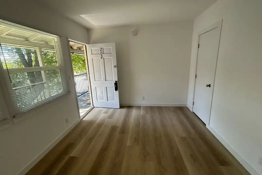 Apartment in Burbank - View 2