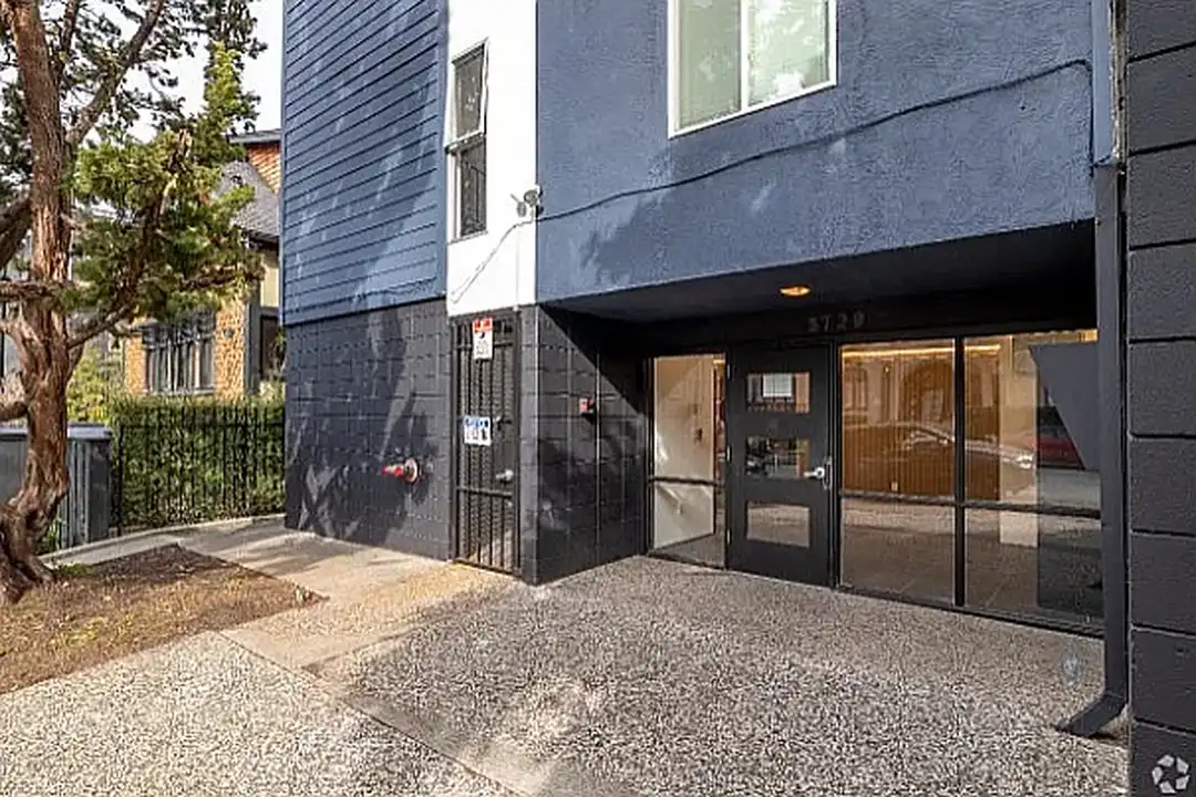 2729 Dwight – photo 1 of 34