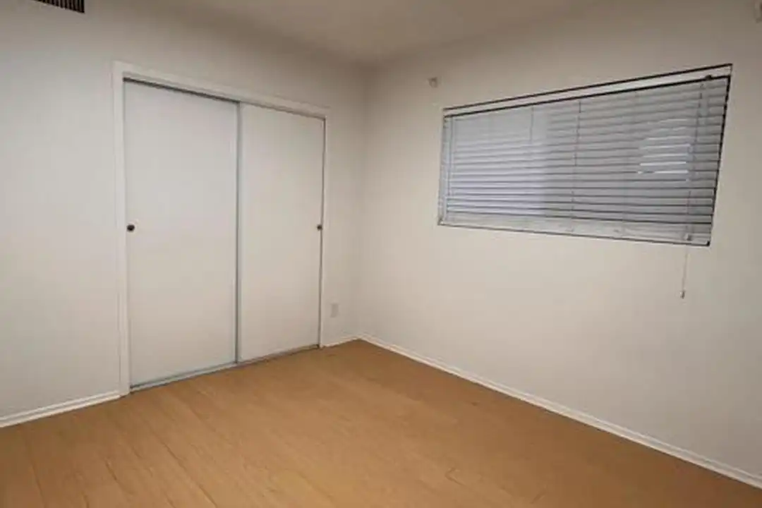 5154 Crown Ave - View 4