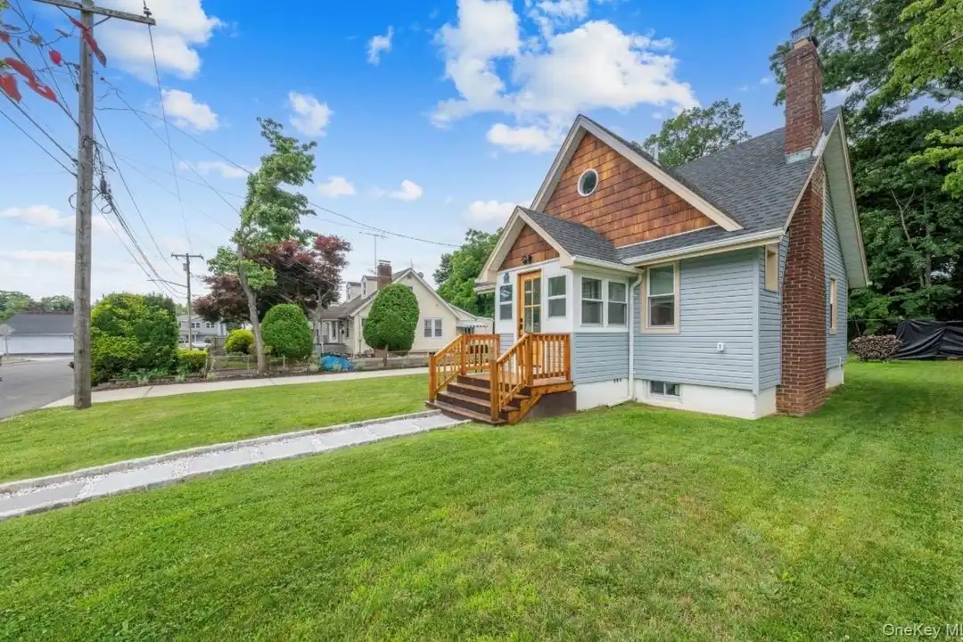 8 Rosewood Ave – photo 1 of 20