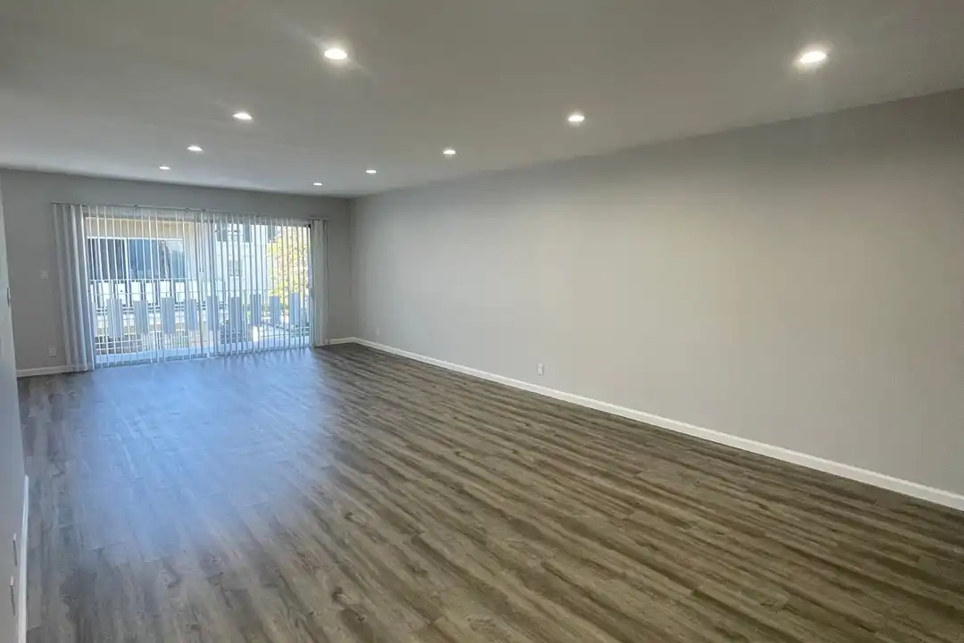 Apartment in Beverly Hills - More